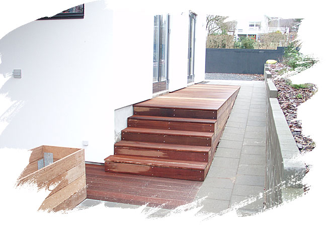 Terrasse i h�rdt tr� - 60 kvadrat meter + haveskur